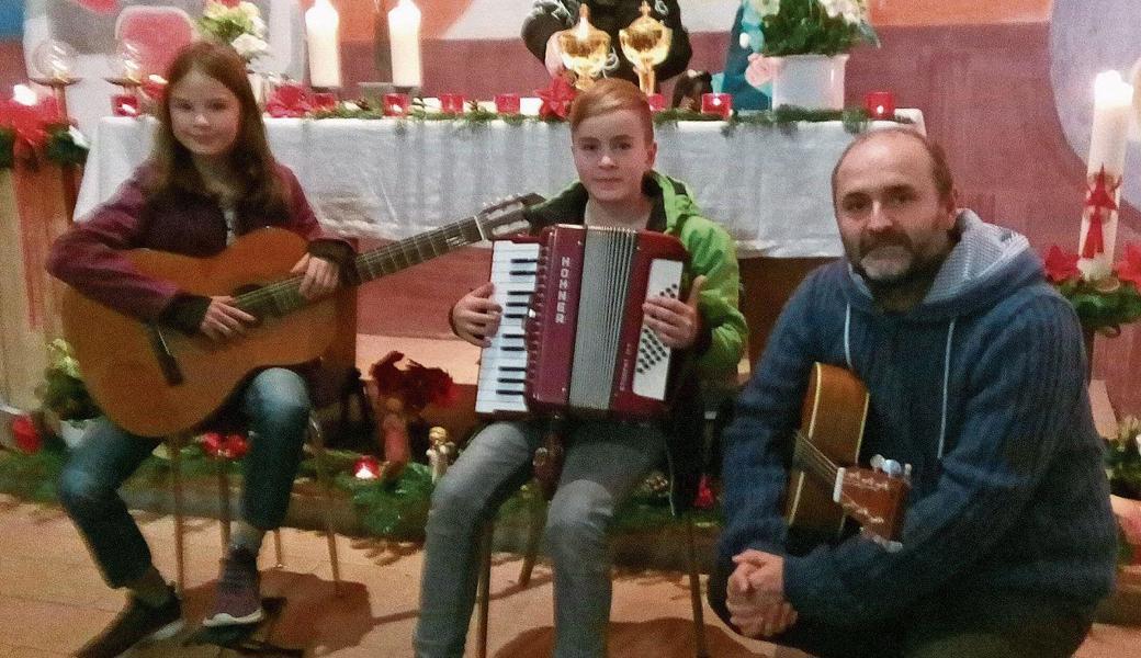 Der schön gestaltete Adventsgottesdienst in der Antoniuskapelle wurde von Ladina Strebel (v. l.), Ruben Melzer und Musiklehrer Andi Melzer musikalisch mitgestaltet. 