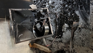 Küchenbrand wegen vergessener Pfanne: Mieter löscht Feuer selbst, Wohnung unbewohnbar