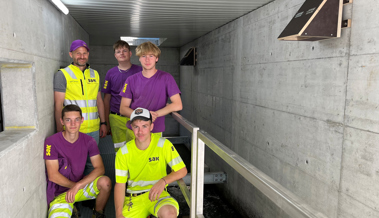 Technische Ausbildung mit grünem Fokus: SAK-Lernende bauen Nistkästen für seltene Wasseramseln