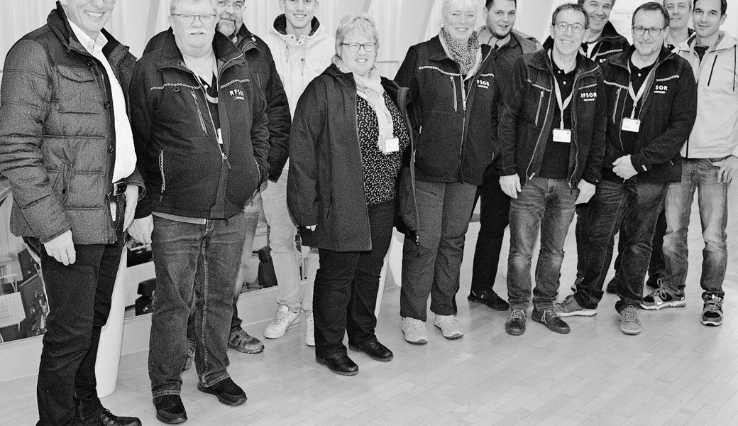 Hans Peter Eugster (links) von der Kantonspolizei St. Gallen führte den Regionalen Führungsstab Oberes Rheintal durch die Räumlichkeiten der Notrufzentrale im Klosterhof in St. Gallen und wies dabei auf die Besonderheiten des Gebäudes hin. Bild: radi