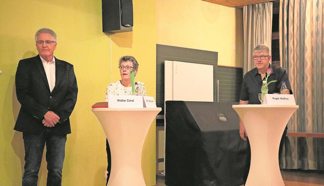 Gemeinderatsmitglied Walter Zünd (links) mit den beiden neu für das Gremium kandidierenden Karin Steingruber und Roger Mathys.