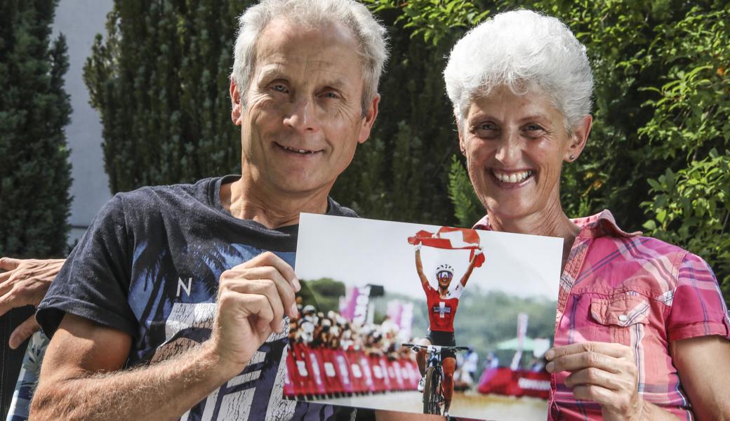 Haben mit ihrer Tochter Jolanda beim olympischen Mountainbikerennen Runde für Runde mitgefiebert – Sonja und Markus Neff .