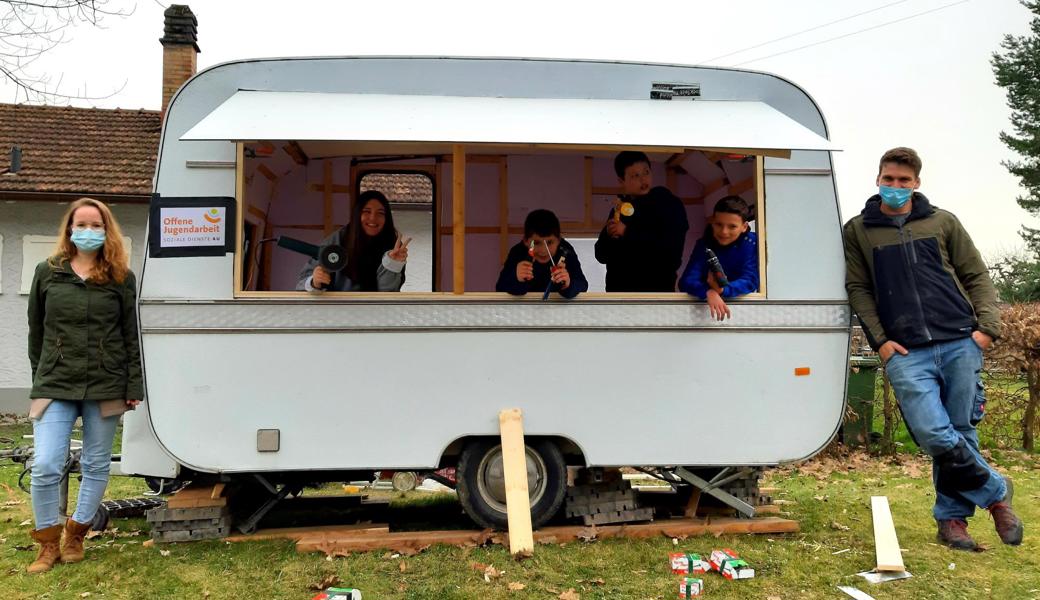 Noch fehlt das Inventar, doch bald können Jugendliche Snacks und Getränke aus dem Foodtruck anbieten.  