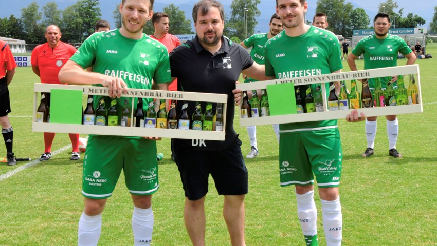 Rebstein-Präsident Daniel Knöpfel (Mitte) verabschiedete vor dem Spiel Florian Nüesch (rechts) und Marcel Dürr, die aus dem Team zurücktreten.