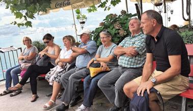 Sortengarten mit vielen verschiedenen Traubensorten besichtigt