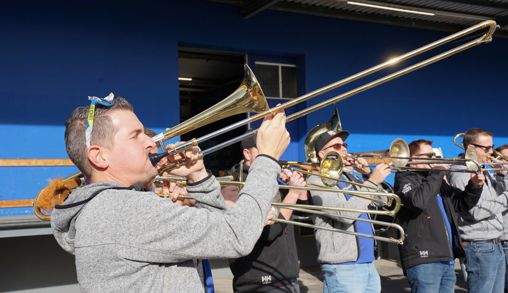 11.11 Uhr und ein paar Minuten: Im Dorf startet die Fasnacht mit Guggenmusik und «Polonäse»
