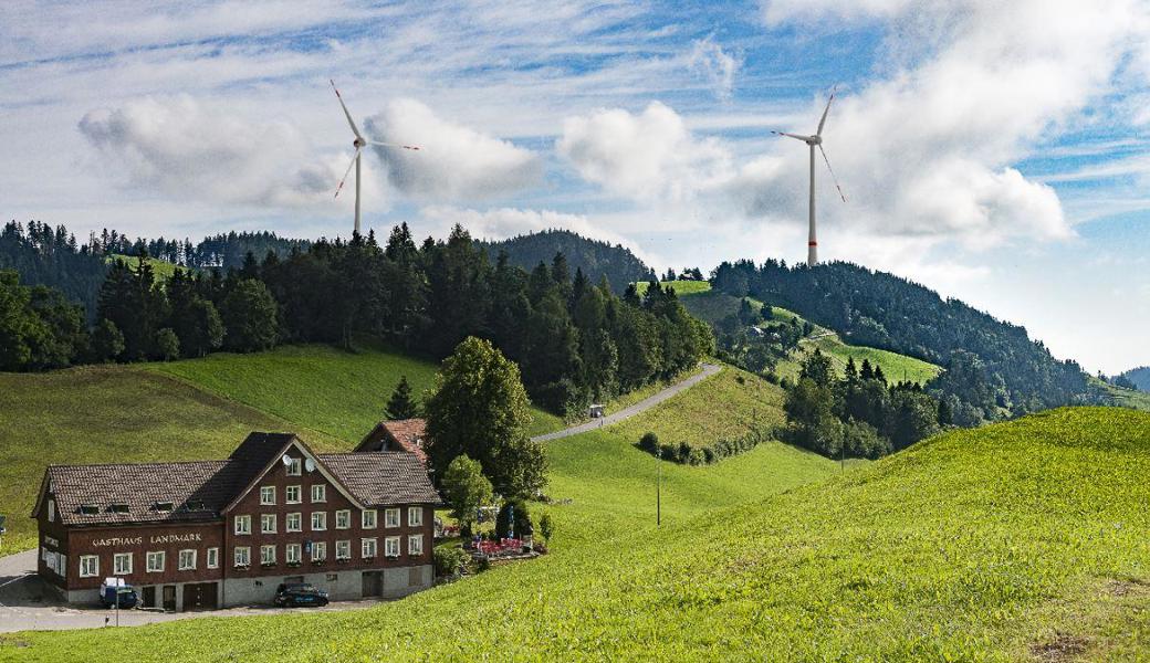 So würde es einmal aussehen, sollten die Windräder tatsächlich realisiert werden. Blick über die Landmark zum St.Anton.