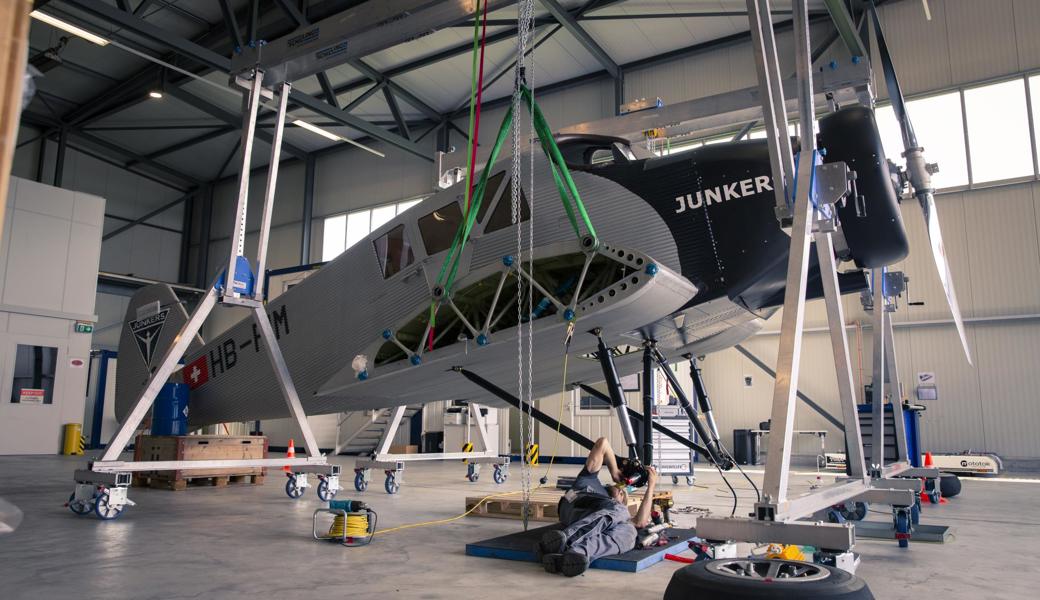 Die Junkers F 13 ist die Urmutter aller Verkehrsflugzeuge: Jetzt wird sie wieder gebaut – in modernisierter Form. Dieses Exemplar wird in Altenrhein für die Lieferung in die USA zerlegt. 