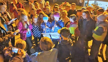 Zum Schluss des Umzugs betätigten sich die Schülerinnen und Schüler noch künstlerisch. Zum Schluss des Umzugs betätigten sich die Schülerinnen und Schüler noch künstlerisch.