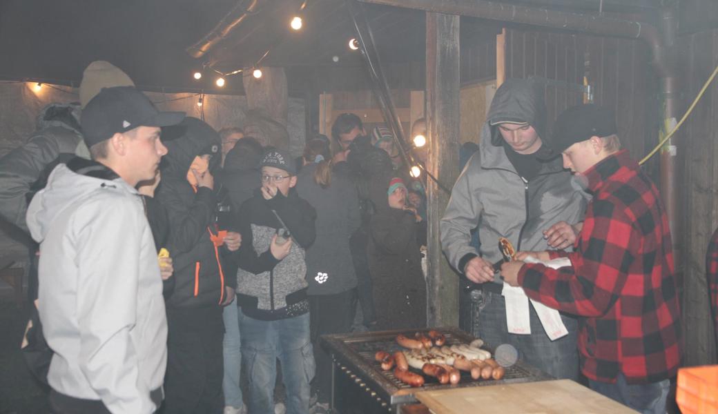 Die Besuchenden deckten sich auch in der zeitweise verrauchten Festwirtschaft ein.  Die Besuchenden deckten sich auch in der zeitweise verrauchten Festwirtschaft ein.
