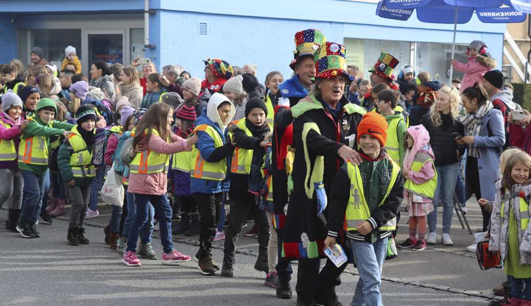 An der traditionellen Fasnachtseröffnung in Rebstein sind immer wieder auch mehrere Schulklassen vor Ort und machen mit den Obervögeln eine Polonaise.