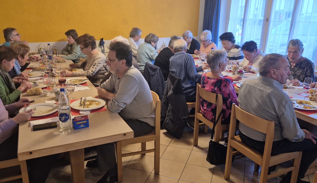 gut gelaunte Seniorinnen und Senioren beim Essen