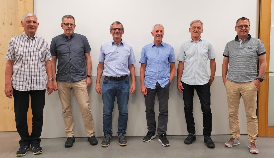 Das aus dem Vorstand der KTVA-Männerriege zurücktretende Trio (v. l.): Peter Pichler, Simon Keel und Alfons Heeb – und ihr Nachfolgertrio (von rechts) Andreas Pichler, Kassier; Niklaus Sonderegger, Aktuar; und Thomas Buschor, Präsident.