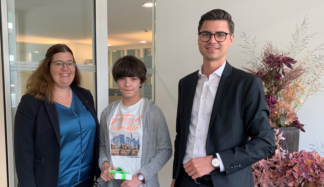  Bildlegende von links nach rechts: Iris Enenkel Marketingverantwortliche (SGKB), Petra Spirig stolze Gewinnerin RhyLa Wettbewerb, Maurice Meier (SGKB).