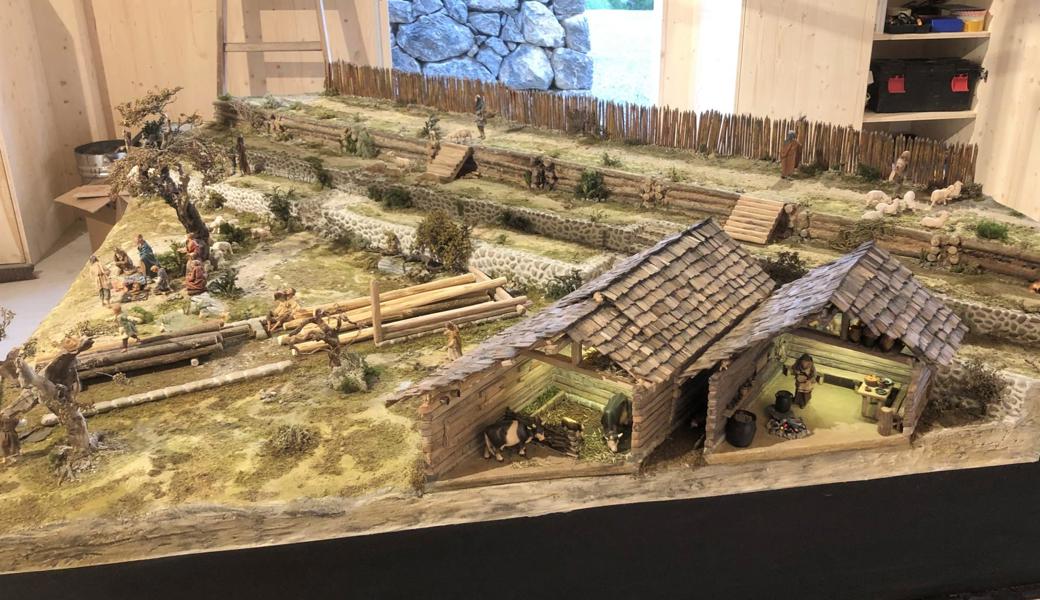 Das Modell stellt die Anlage dar, wie sie in der Bronzezeit ausgesehen hat. Der Krippenbauverein hat es um die beiden Häuser im Vordergrund ergänzt.