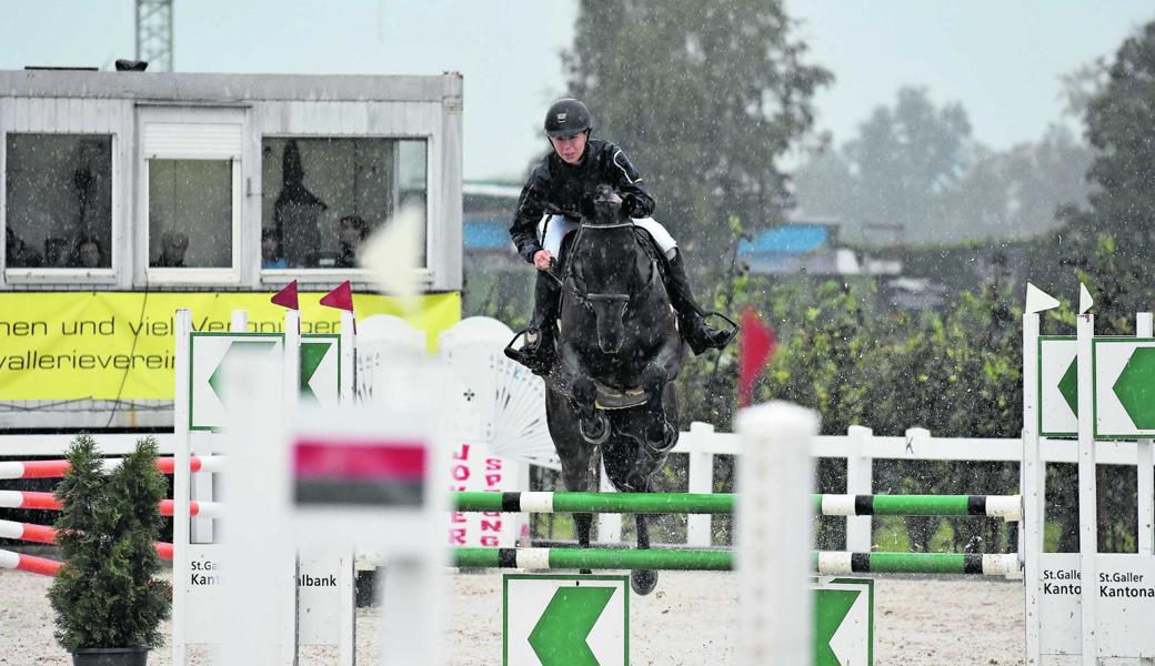 Die Widnauerin Marina Kuster vom KV Unterrheintal ritt am Samstag im Regen mit Quintera B auf den dritten Rang über 100 cm.