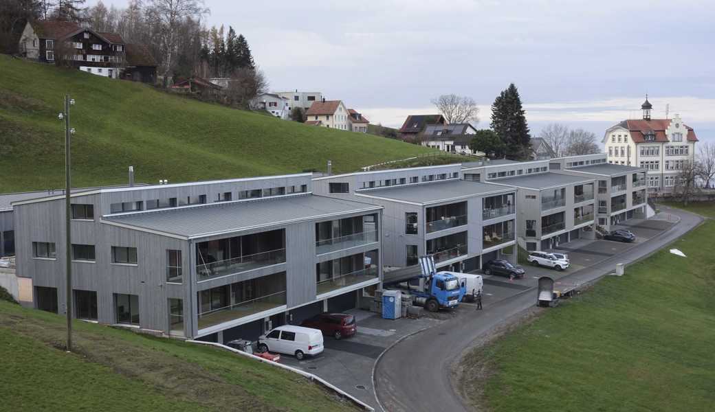 Die vier Mehrfamilienhäuser umfassende Überbauung beim Schulhaus Zelg (im Hintergrund) ist weitgehend abgeschlossen.