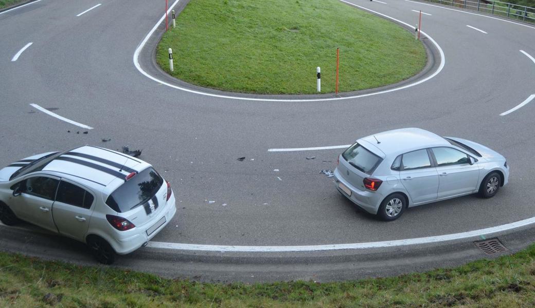 Zwei Autos gerieten in der scharfen Kurve seitlich aneinander.