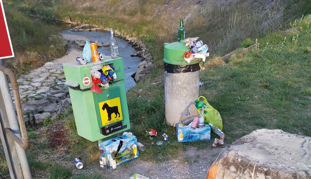 Eine grössere Menschenansammlung traf sich an der Feuerstelle und hinterliess ihren Abfall.