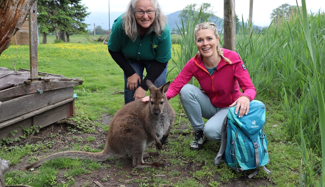 Sonja Fritsche vom Hof Steigmatt und «Landuf, landab»-Moderatorin Nicole Bircher posieren mit Känguru Hopsi. 