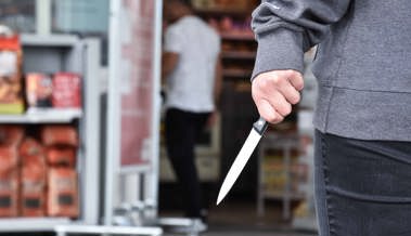 Maskierter Täter überfällt Kiosk am Bahnhof - Fahndung bisher ohne Erfolg