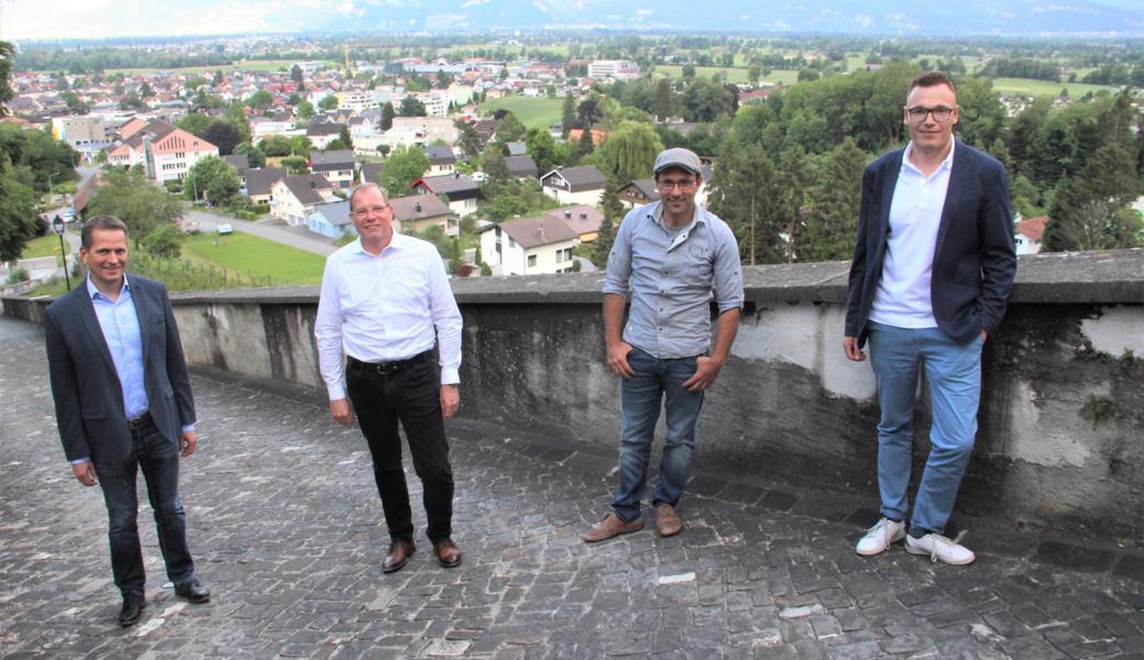 Gewerbepräsident Roger Seitz (ganz rechts) und Jürg Kehl (ganz links) als Präsident der Arbeitsgruppe «Wirtschaftspolitische Agenda» stellen die zwei Kandidaten vor, die bei den Gemeinderatswahlen im Herbst das Gewerbe vertreten sollen: Christoph Rütsche (2. v. l.) sowie Benjamin Gerber. 