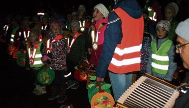 Strahlende Kinder am Liechtliumzug