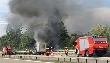 Lieferwagen auf Autobahn ausgebrannt