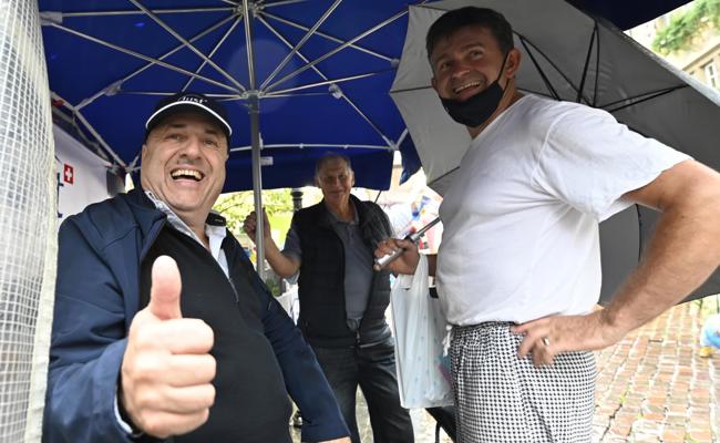 Shoppen mit Schirm und Charme