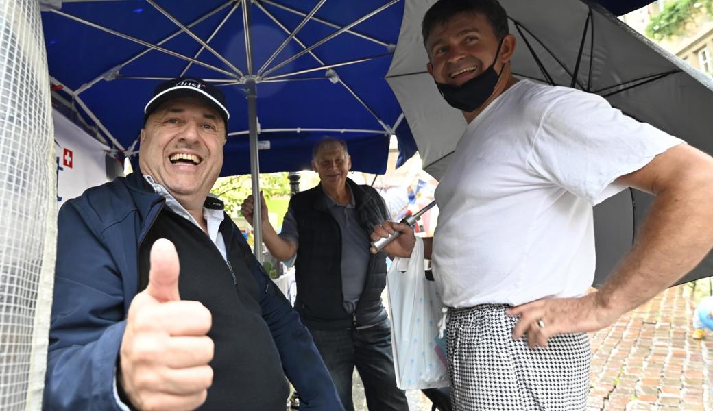 Trotz Regen und abgesagtem Kilbifest: Gut gelaunte Verkäufer und Marktbesucher.