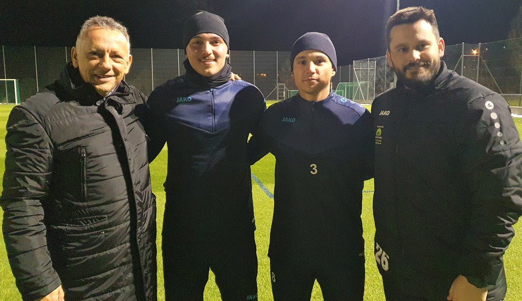 Das Trainerteam Voja Pekic (li.) und Aco Popadic (re.) mit Rückkehrer Andrit Gagica (2. v. l.) und Neuzugang Nikola Torlakovic.