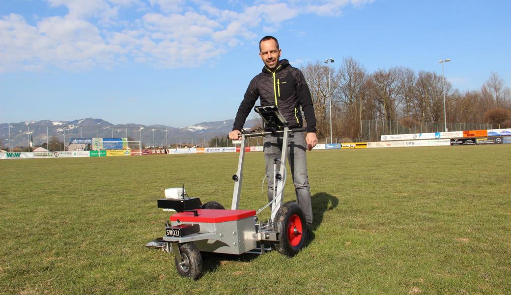 Mario Hutter stellt mit seiner Firma Swozi Maschinen her, mit denen sich die weissen Linien von Spielfeldern effizient und zuverlässig ziehen lassen.