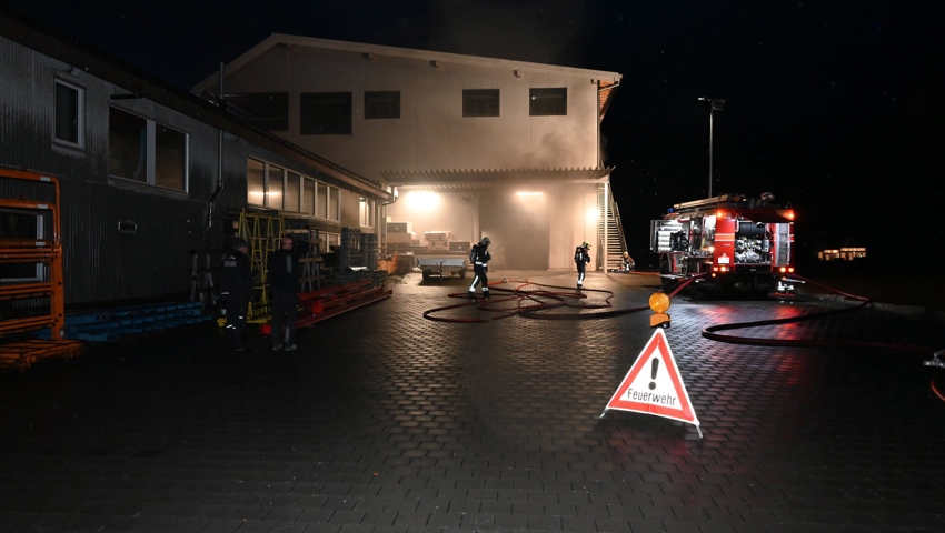 Starker Rauch und hoher Sachschaden: In einer Firmenhalle brannte ein Lieferwagen