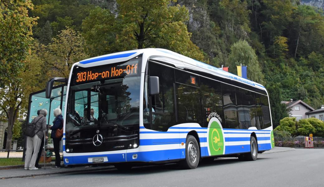 Ein Elektrobus der RTB Rheintal Bus bei dessen Einführung 2019 bei der Haltestelle Schlossplatz in Hohenems.