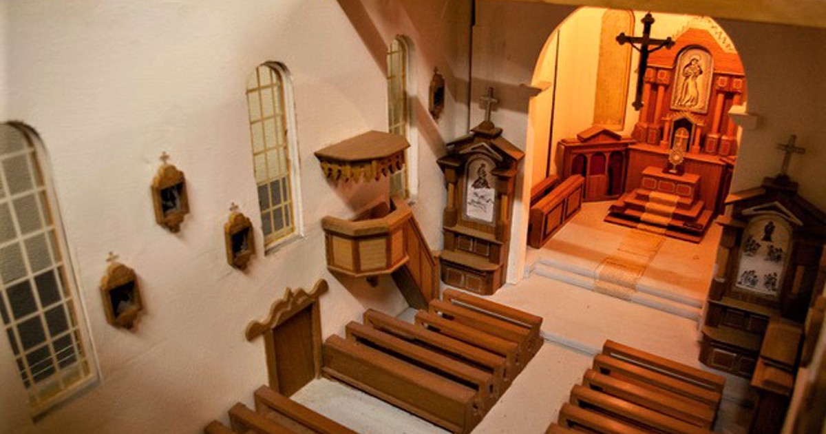 Detailreiches Modell der alten Jakobuskirche zu sehen Der Rheintaler
