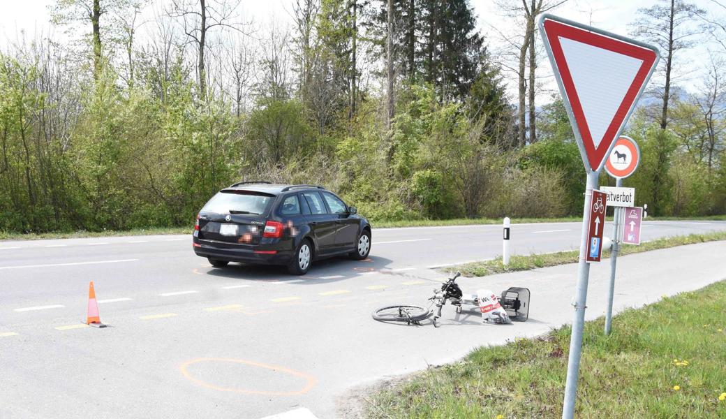 Auto und E-Bike stiessen auf der Rietstrasse zusammen.