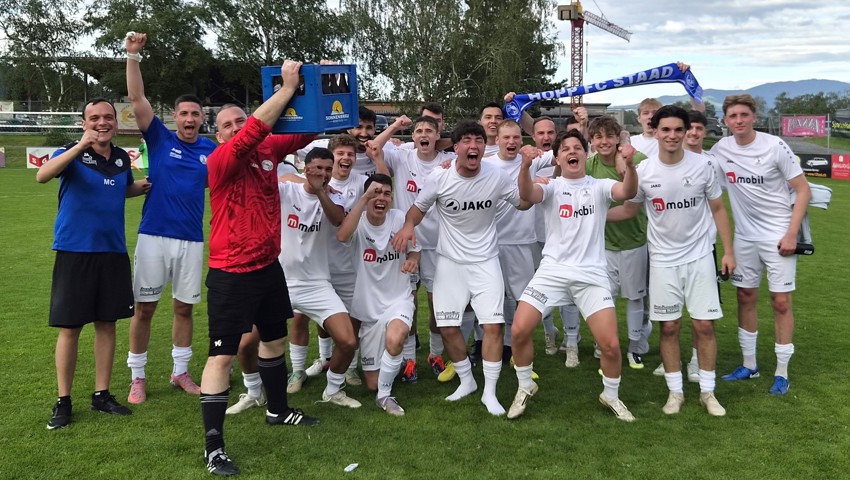 Am Ende durften die Staader in Rebstein auf den Aufstieg in die 3. Liga anstossen.