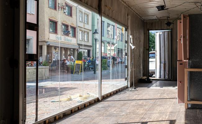 Der Staablueme-Kunstcontainer steht