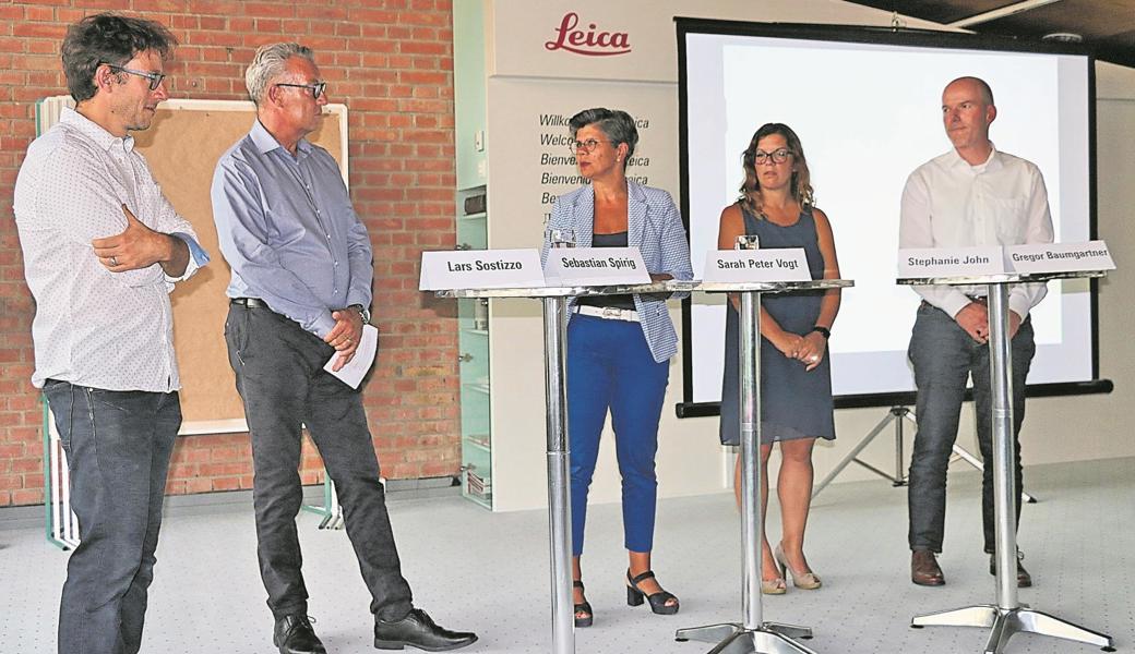 Moderiert von Sarah Peter Vogt (Mitte) diskutierten Lars Sostizzo, Sebastian Spirig (links), Stephanie John und Gregor Baumgartner (rechts).