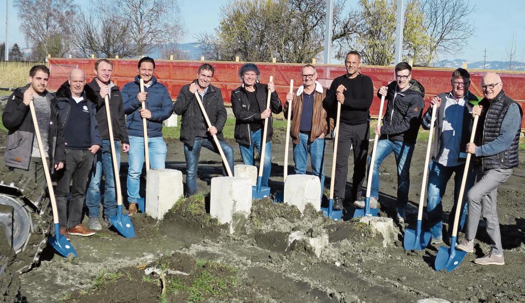 Beim Spatenstich (v. l.): Andrin Wagler, Camillo Fehr (beide Spirig Partner AG), Alfred Schläpfer (Niederer AG), Neil Sieber (D+S Baustatik GmbH), Martin Sieber (Niederer AG), Roger Hug (Hug Baumanagement GmbH), René Nie­derer, Urs Näf, Martin Dietsche (alle N&N Mechanik AG), Remo Schmitter (Lumal AG) und Urs ­Spirig (Spirig Partner AG). Bild: pd