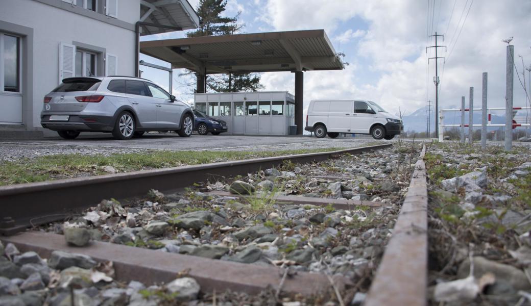 Weil das Gleis des Rheinbähnli beim Kriessner Zoll über die Strasse führt, muss es weichen. 