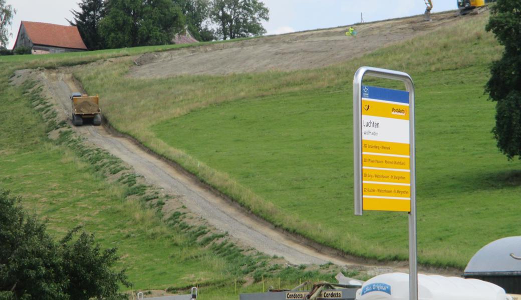 Kein neues Baugebiet, sondern die Beseitigung einer Altlast: Der Scheibenstock der 300-Meter-Schiessanlage in Wolfhalden wird derzeit abgebrochen und das bleiverseuchte Erdreich entsorgt.