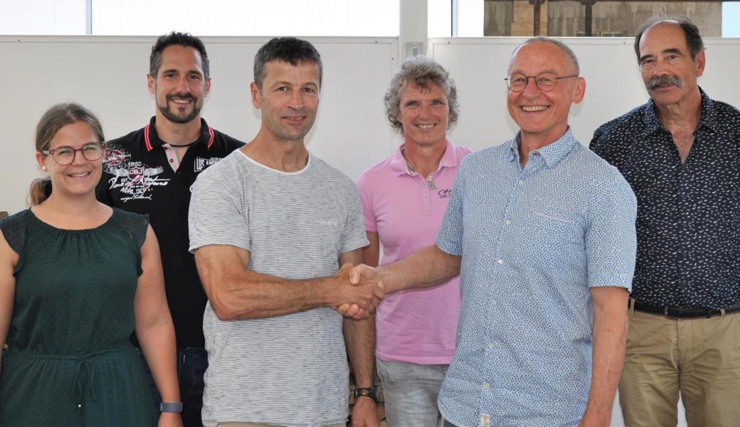 Der Vorstand verabschiedete den Präsidenten in gemütlichem Rahmen (von links): Alessia Schmid, Christian Rebholz, Roger Müller, Rita Müller, Hansruedi Moser und Angelo Bont. Auf dem Foto fehlen Klara de Cillia und Andreas Kamber.