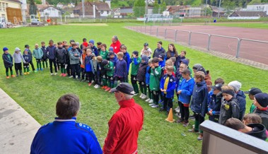 Das Wetter trübt die Spielfreude der 80 Fussball-Kids nicht