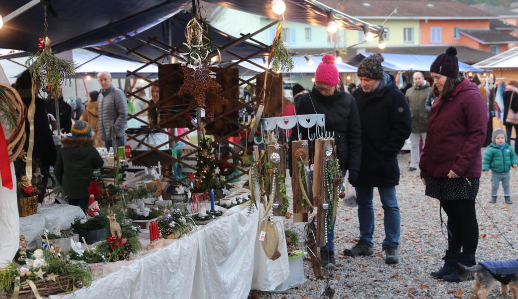 Die liebevoll gestalteten Weihnachtsartikel an den Marktständen waren einmal mehr ein Blickfang.