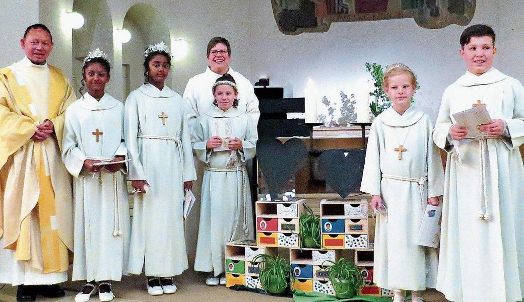 Die Erstkommunionkinder zogen zusammen mit dem Pfarradministrator Pater Gregor Cacur und den Ministranten in die Kirche ein. Bild: pd