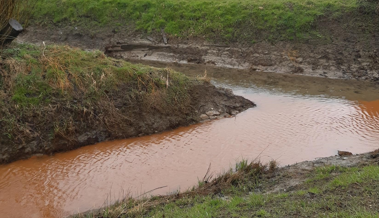 Rostiges Wasser von der Baustelle