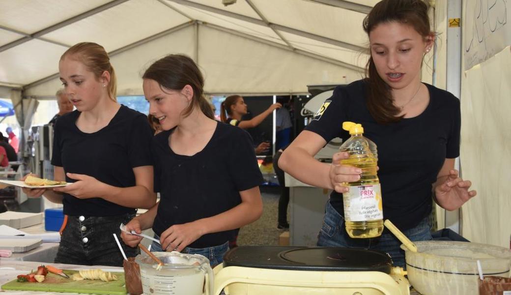Elena (13-jährig), Leony (11) und Alena (15) hatten die gute Idee, am Pfingstspringen Crêpes zu kochen.