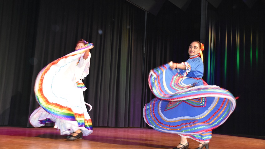 Die mexikanischen Tänzerinnen liessen ihr Gewand wallen.