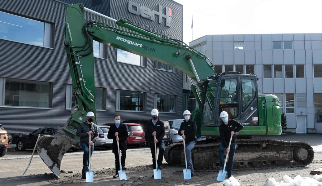 Die Oertli Instrumente AG vergrössert seinen Geschäftssitz um die Fläche von mehr als einem Fussballfeld (von links): Björn Lutze (Bänziger Lutze Architektur AG), Bruno Seelos (Gemeindepräsident Berneck), Andreas Schmidheini (Verwaltungsratspräsident), CEO Christoph Bosshard und Thomas Bosshard (beide Geschäftsleitung Oertli Instrumente AG).